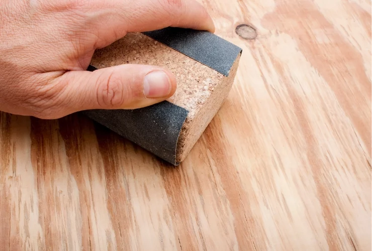 Vor dem Streichen im Außenbereich wird das Holz gründlich von Hand geschliffen.